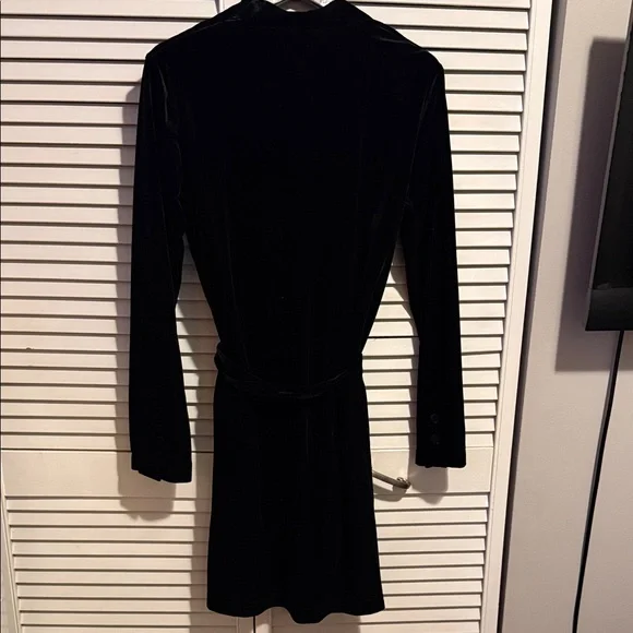 Elegant Black Velvet Robe - Picture 4 of 4